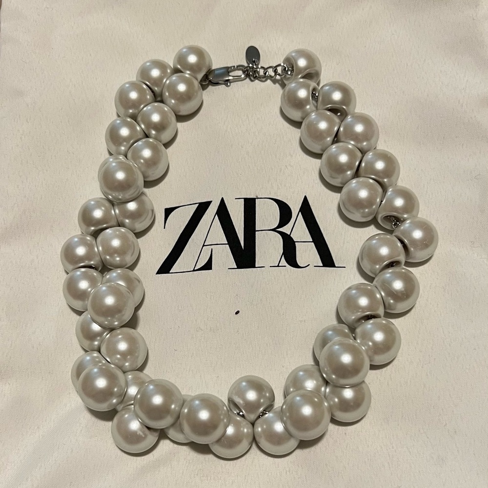 Pearl necklace/choker.